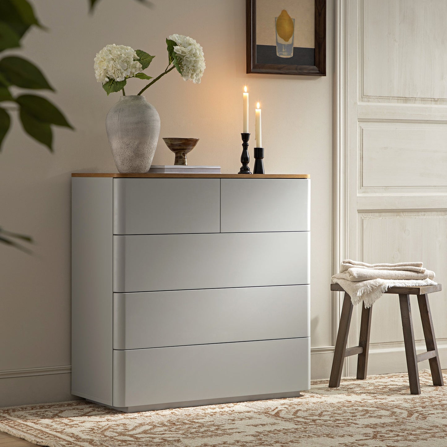 Commode 5 tiroirs à bords incurvés Agnes, gris tourterelle avec plateau en chêne