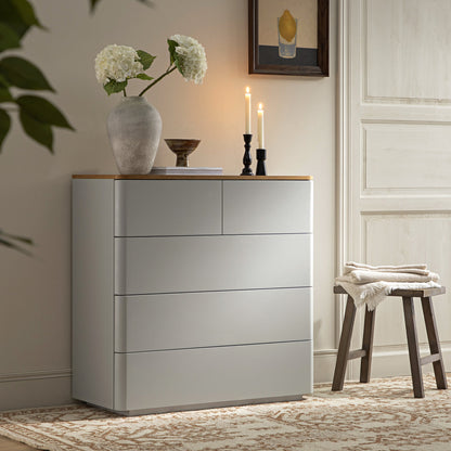 Commode 5 tiroirs à bords incurvés Agnes, gris tourterelle avec plateau en chêne