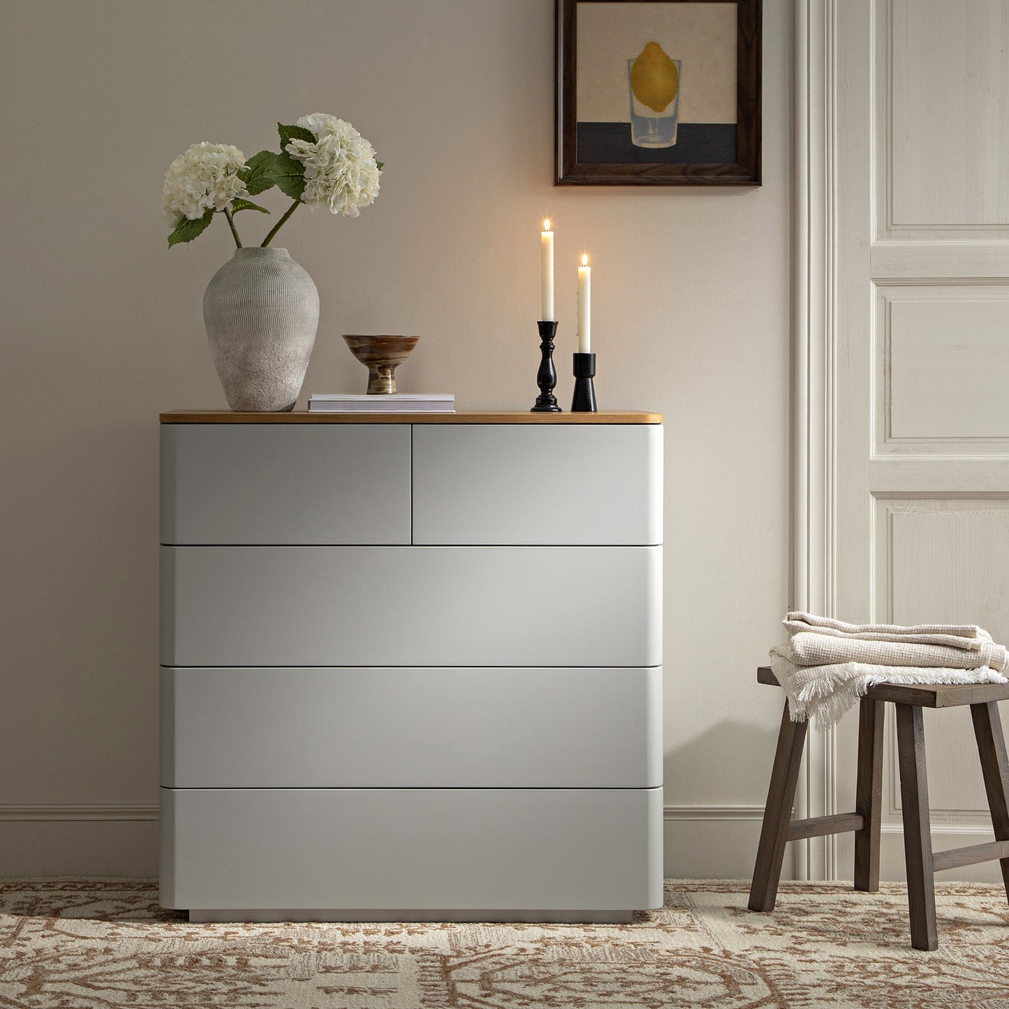 Commode 5 tiroirs à bords incurvés Agnes, gris tourterelle avec plateau en chêne