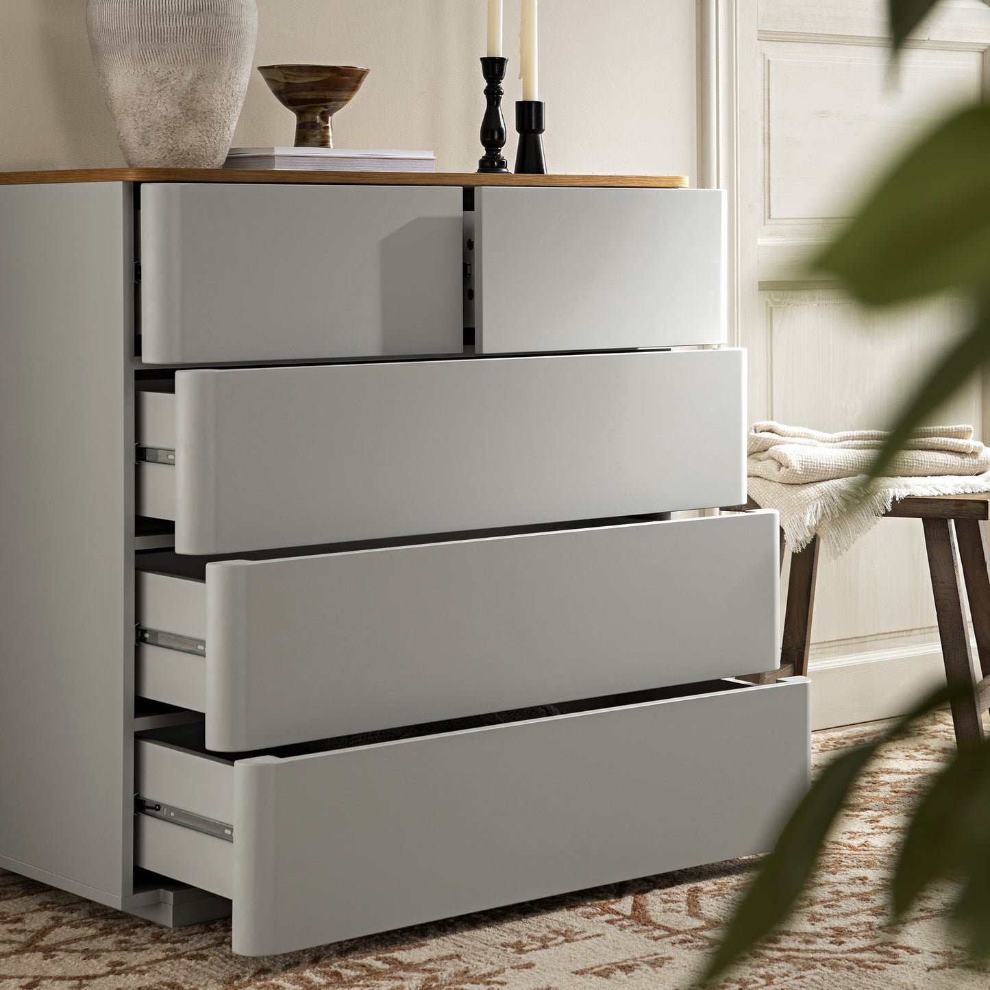Commode 5 tiroirs à bords incurvés Agnes, gris tourterelle avec plateau en chêne