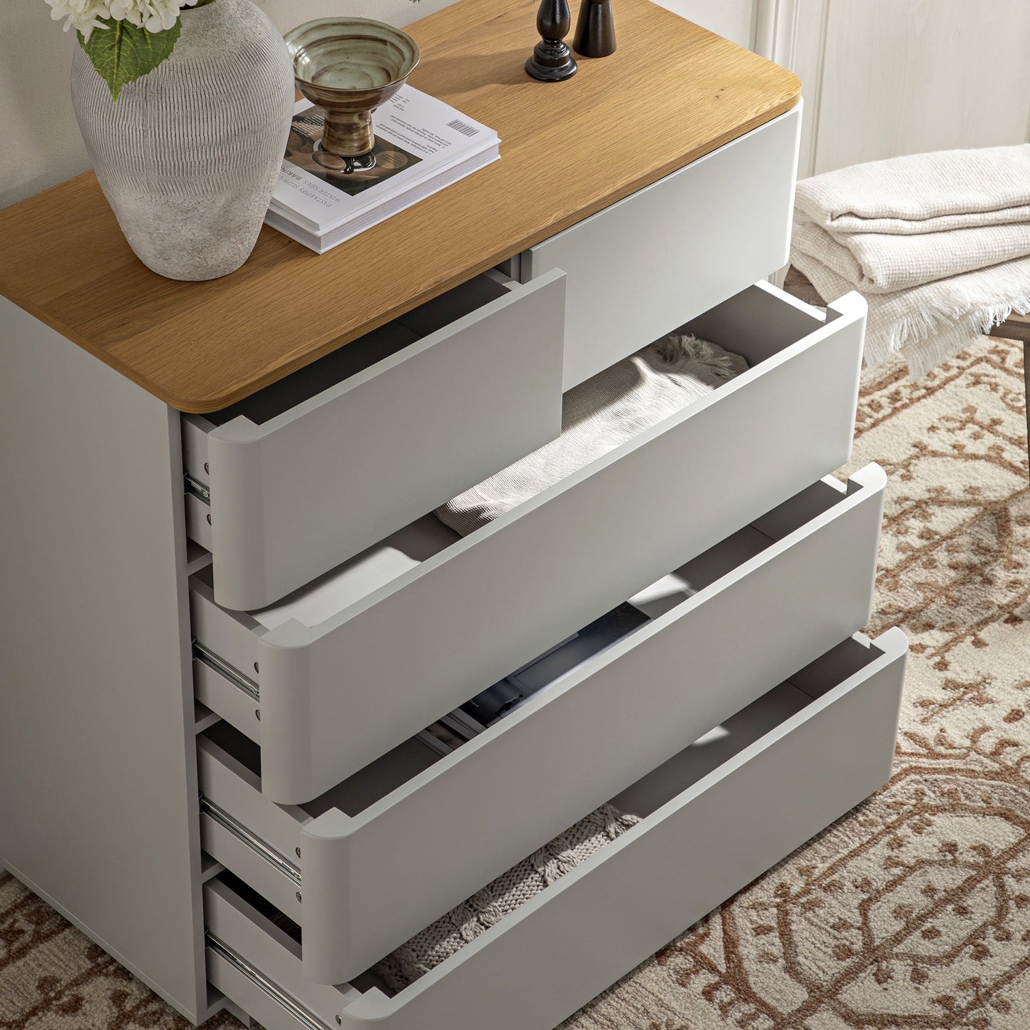 Commode 5 tiroirs à bords incurvés Agnes, gris tourterelle avec plateau en chêne