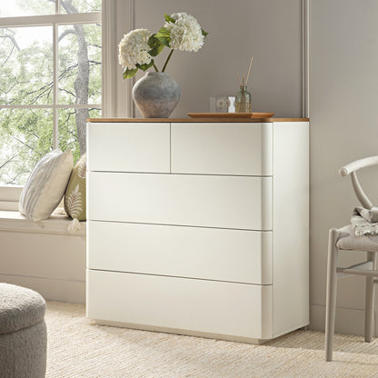 Commode 5 tiroirs à bords incurvés Agnes, blanc cassé avec plateau en chêne