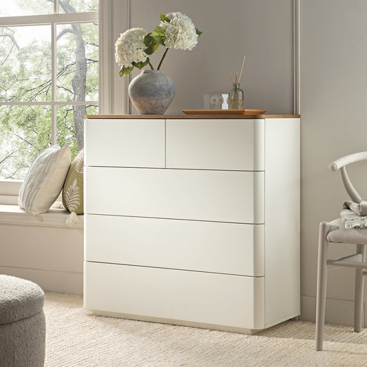 Commode 5 tiroirs à bords incurvés Agnes, blanc cassé avec plateau en chêne