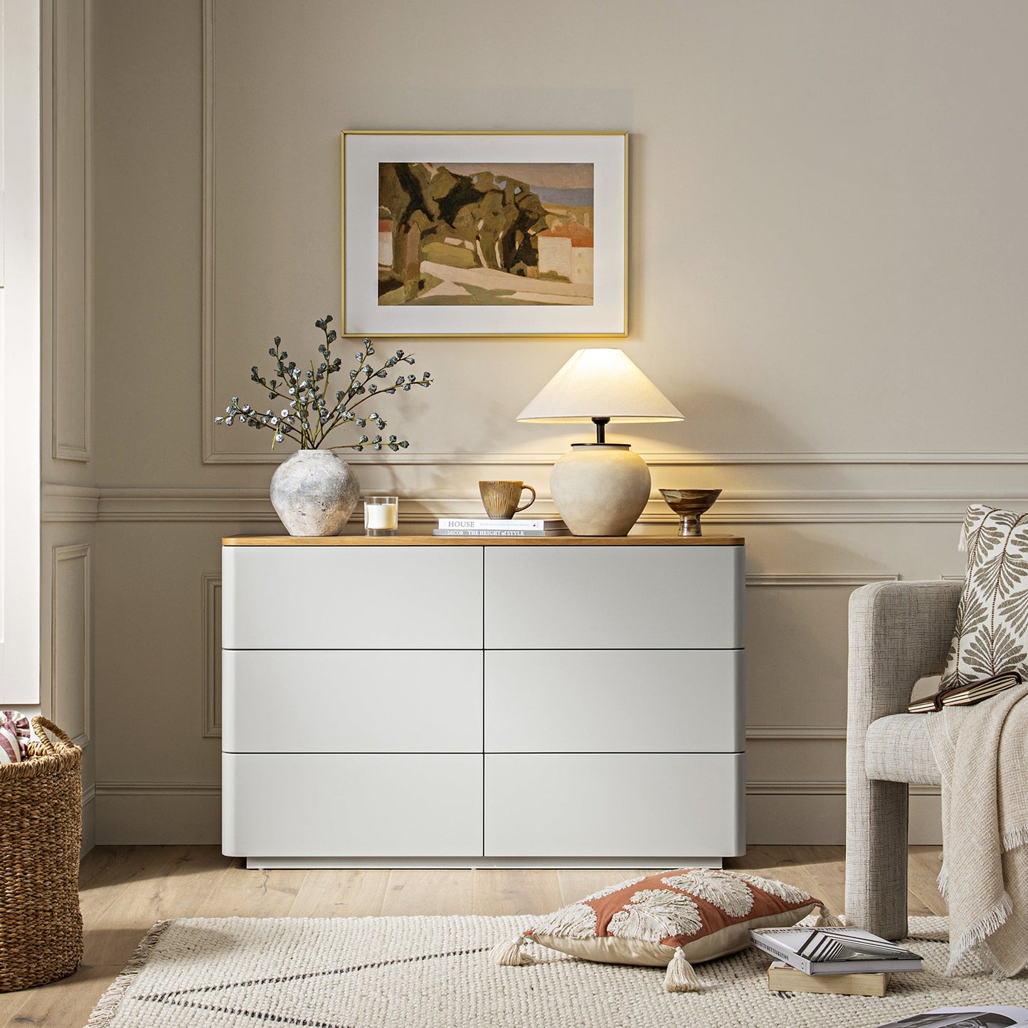 Commode Agnes à 6 tiroirs à bords incurvés, gris tourterelle avec plateau en chêne