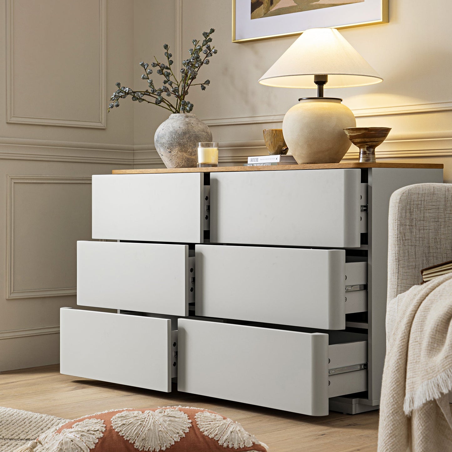 Commode Agnes à 6 tiroirs à bords incurvés, gris tourterelle avec plateau en chêne