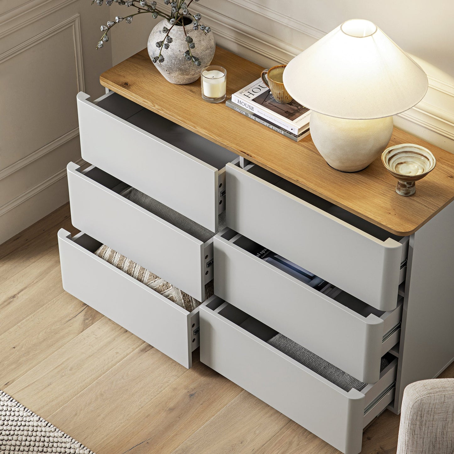 Commode Agnes à 6 tiroirs à bords incurvés, gris tourterelle avec plateau en chêne