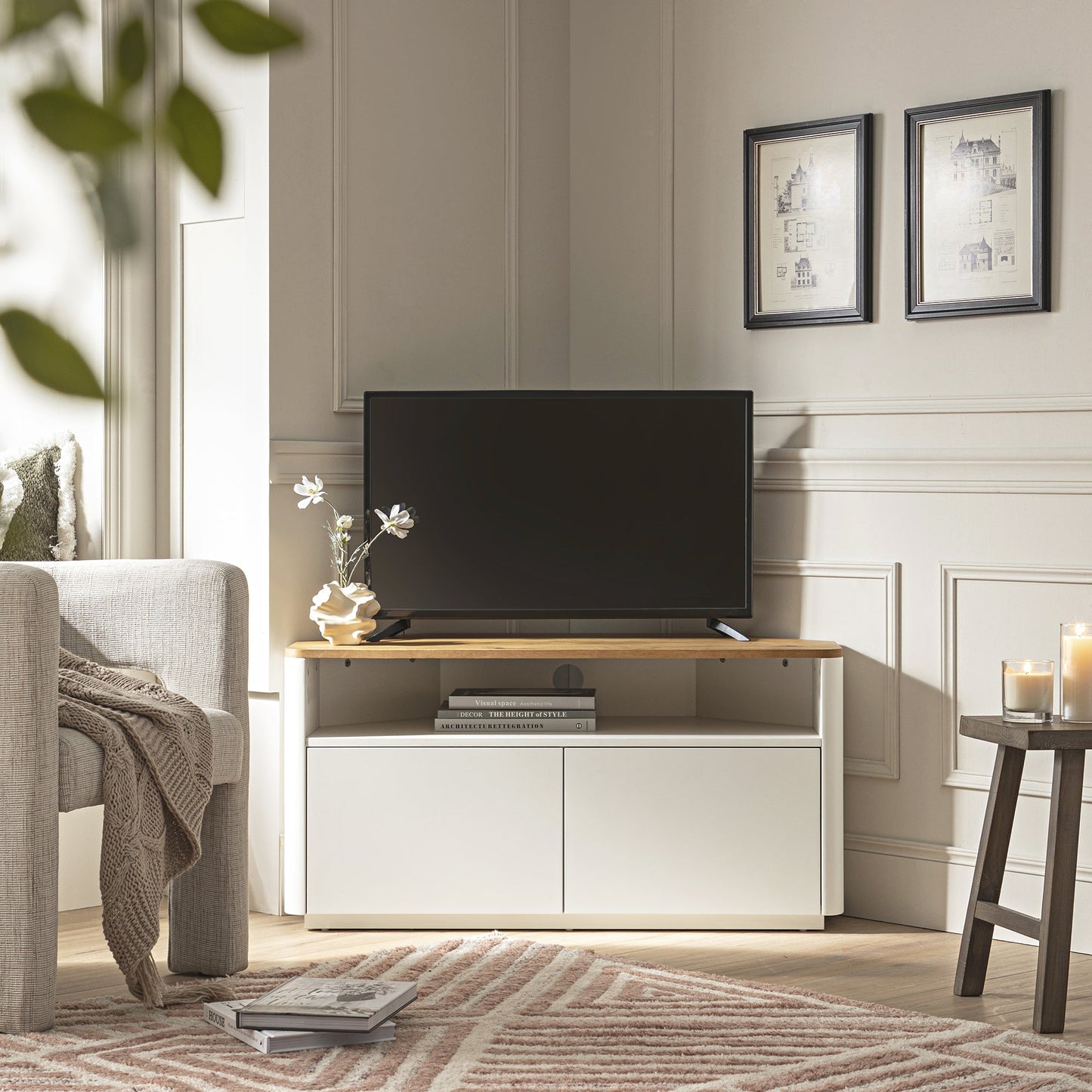 Meuble TV d'angle à bords incurvés Agnes, blanc cassé avec plateau en chêne