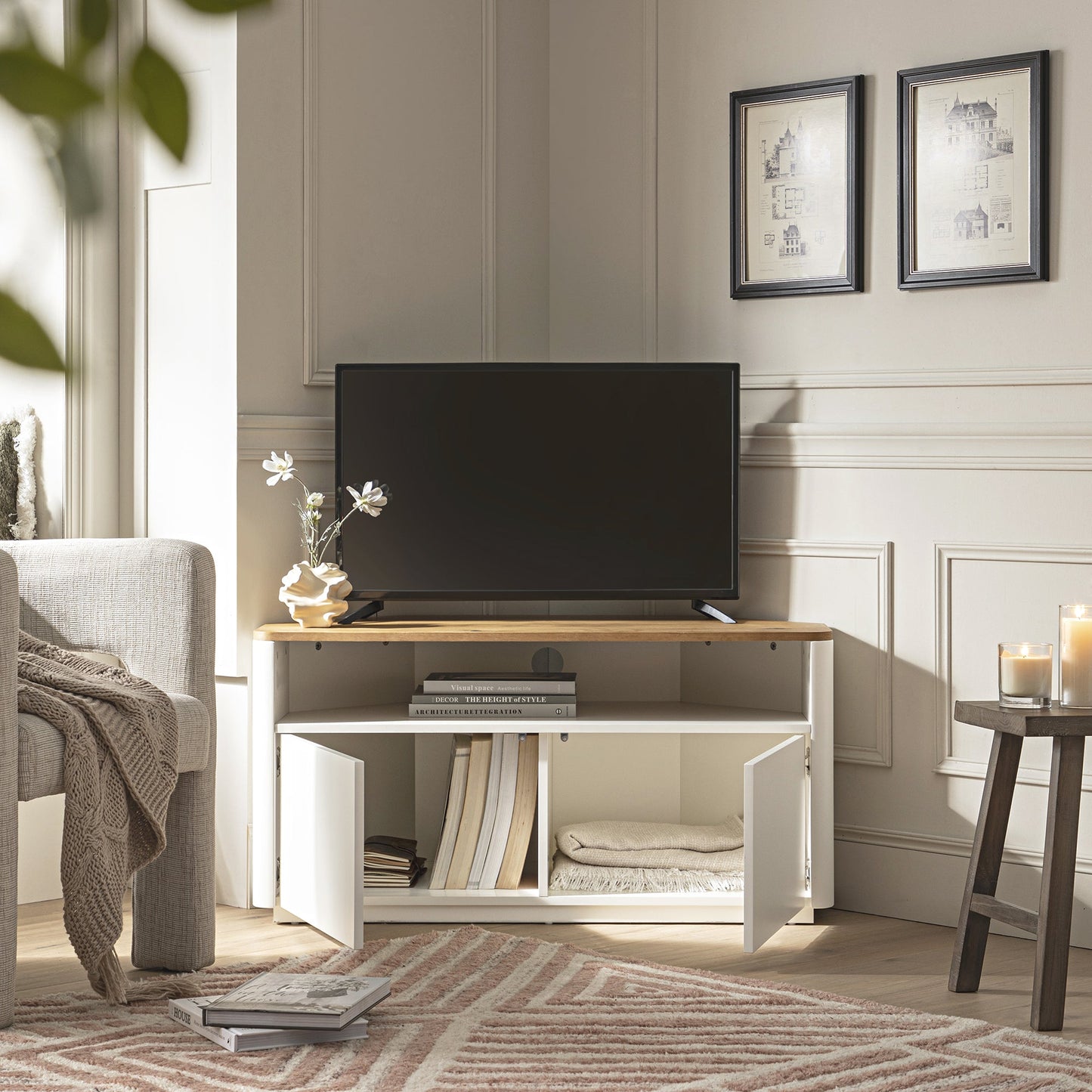 Meuble TV d'angle à bords incurvés Agnes, blanc cassé avec plateau en chêne