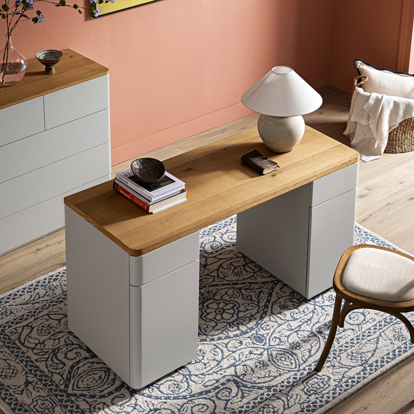 Bureau Agnes à bords incurvés avec rangement, gris tourterelle et plateau en chêne