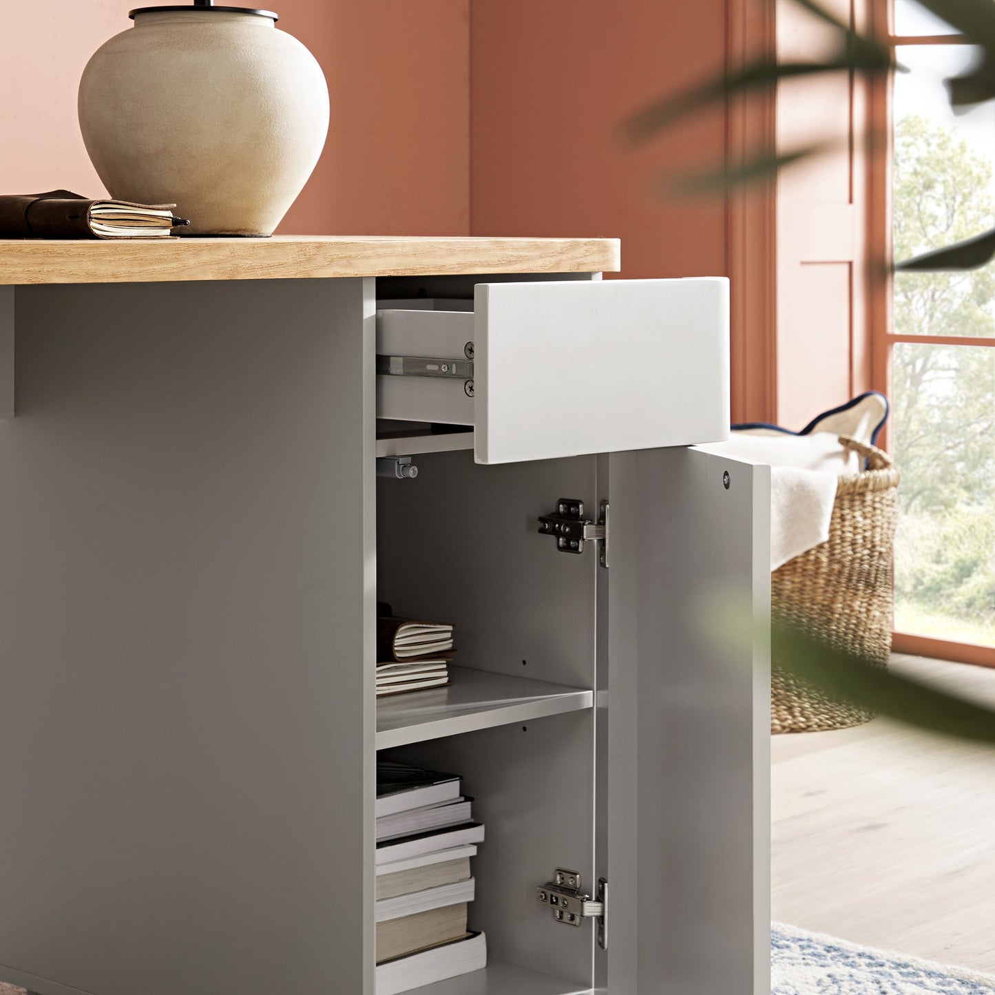 Bureau Agnes à bords incurvés avec rangement, gris tourterelle et plateau en chêne