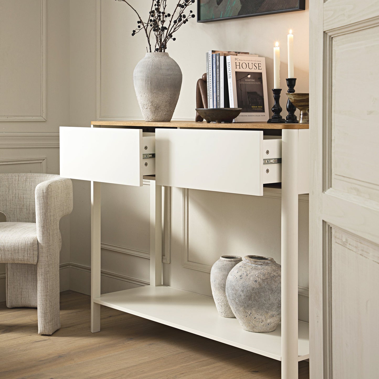 Console Agnes à 2 tiroirs et bords incurvés, blanc cassé avec plateau en chêne