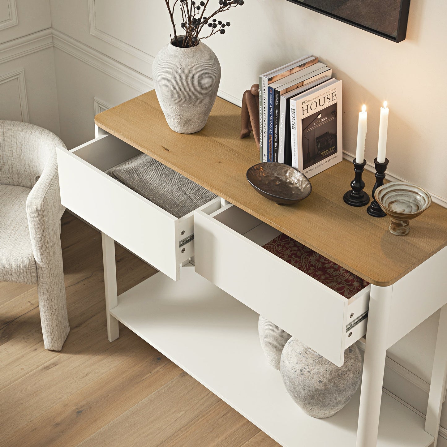 Console Agnes à 2 tiroirs et bords incurvés, blanc cassé avec plateau en chêne