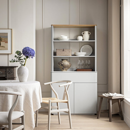Commode à bords incurvés Agnes, gris tourterelle avec plateau en chêne