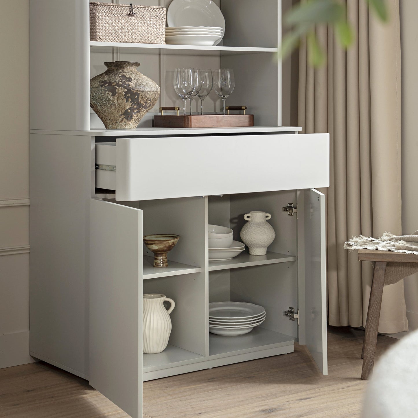 Commode à bords incurvés Agnes, gris tourterelle avec plateau en chêne