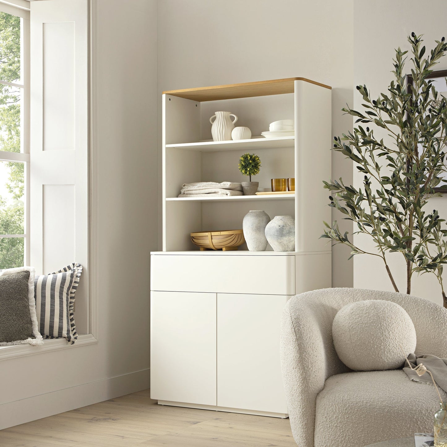 Commode à bords incurvés Agnes, blanc cassé avec plateau en chêne