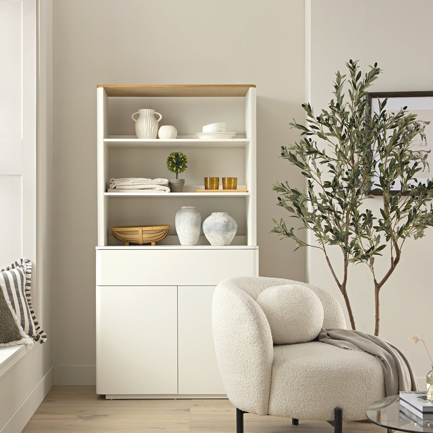 Commode à bords incurvés Agnes, blanc cassé avec plateau en chêne