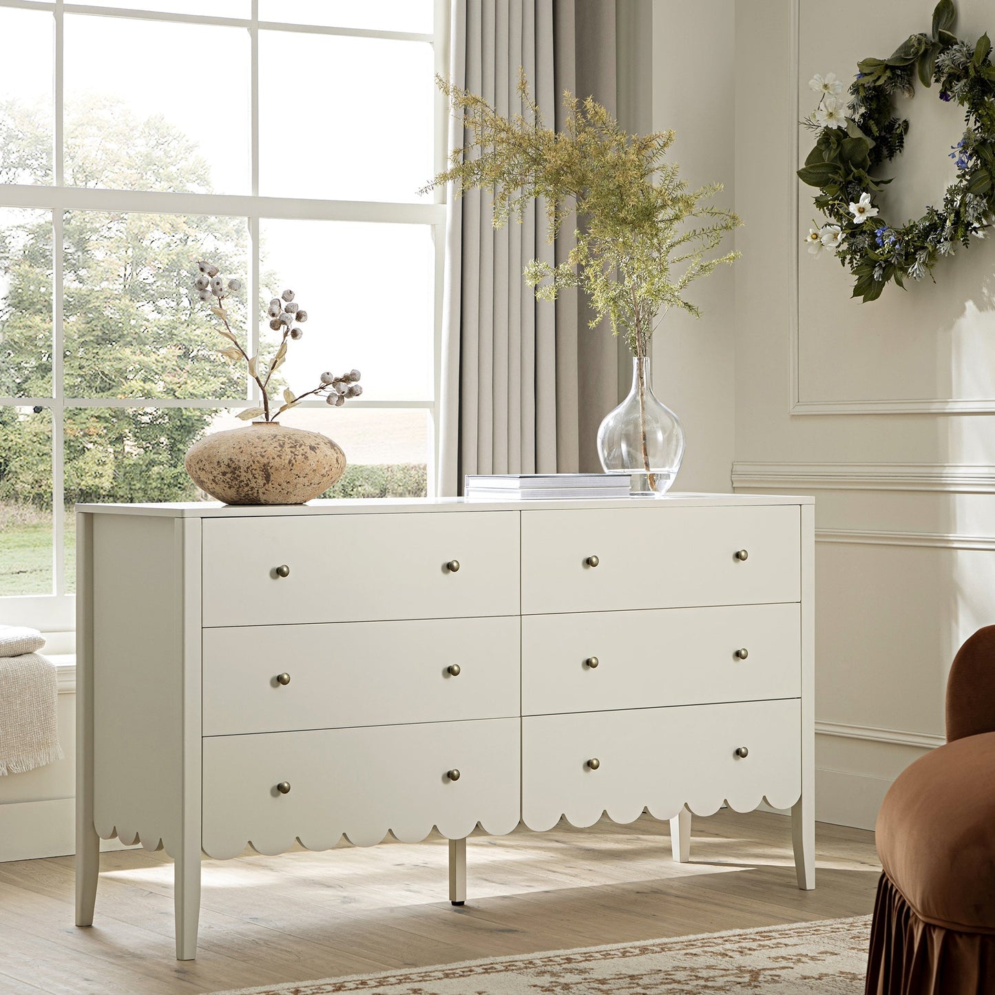 Commode large Henley à 6 tiroirs avec bords festonnés, sable clair