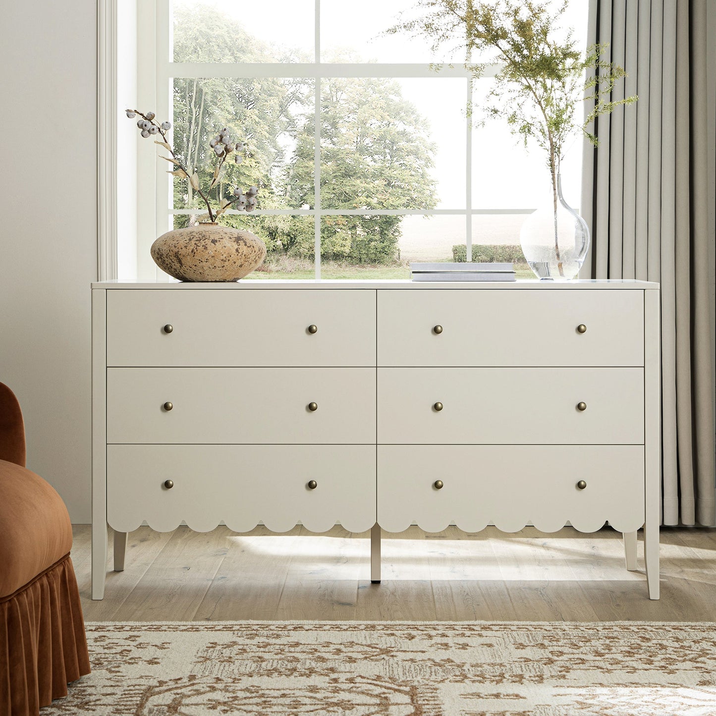 Commode large Henley à 6 tiroirs avec bords festonnés, sable clair