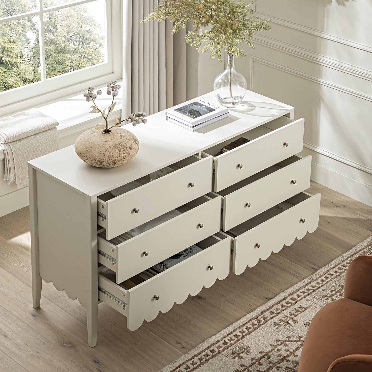 Commode large Henley à 6 tiroirs avec bords festonnés, sable clair