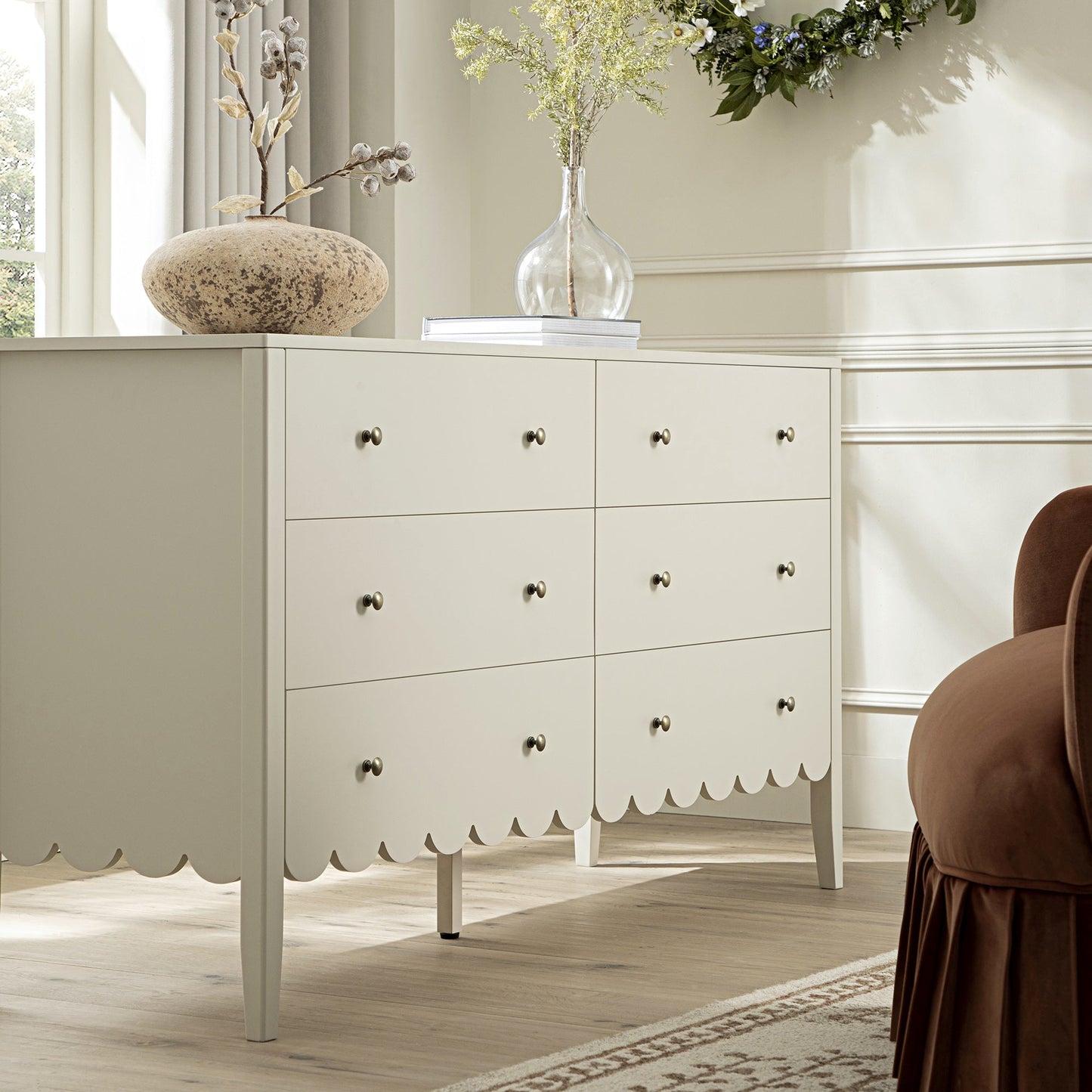 Commode large Henley à 6 tiroirs avec bords festonnés, sable clair