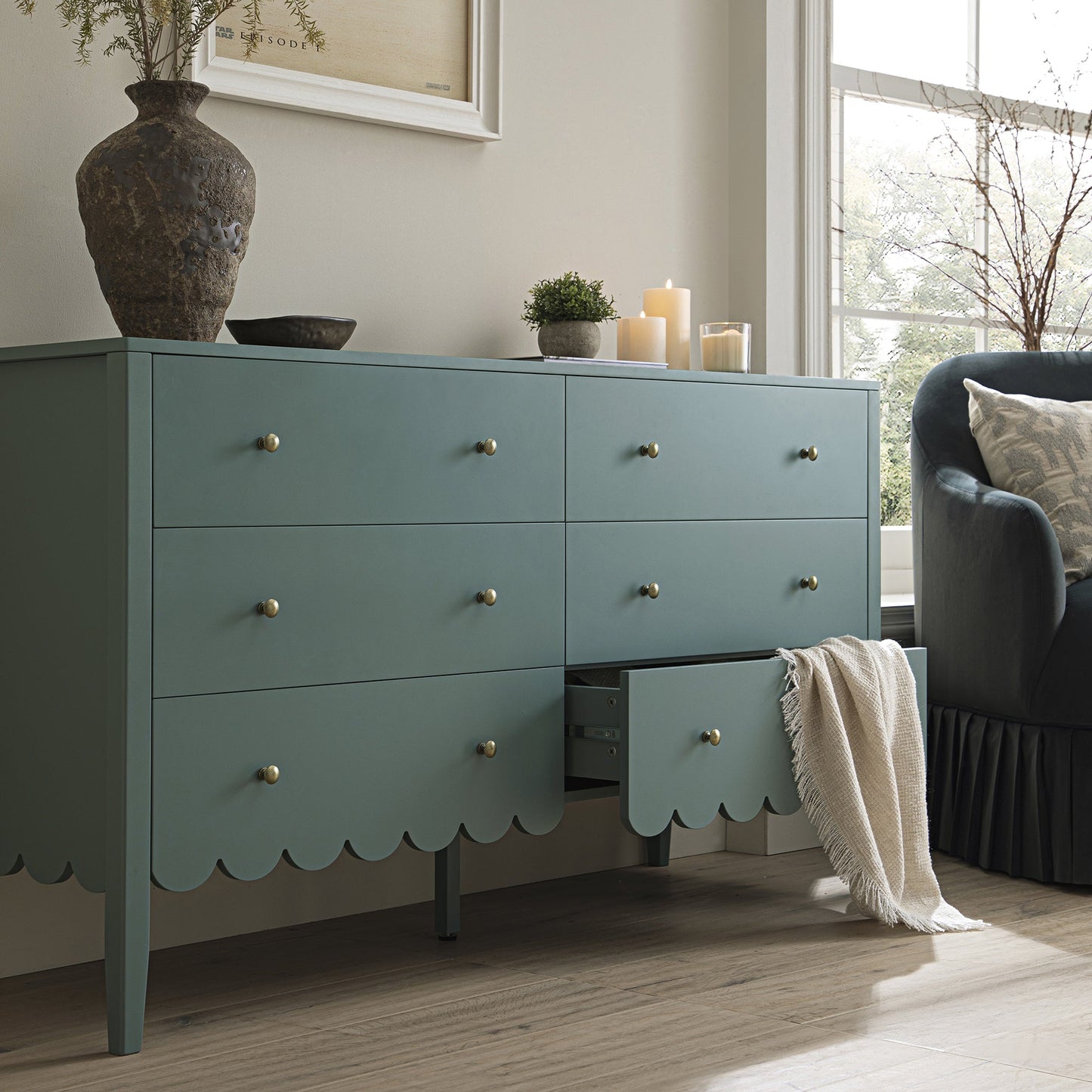 Commode large Henley à 6 tiroirs et bords festonnés, épicéa bleu