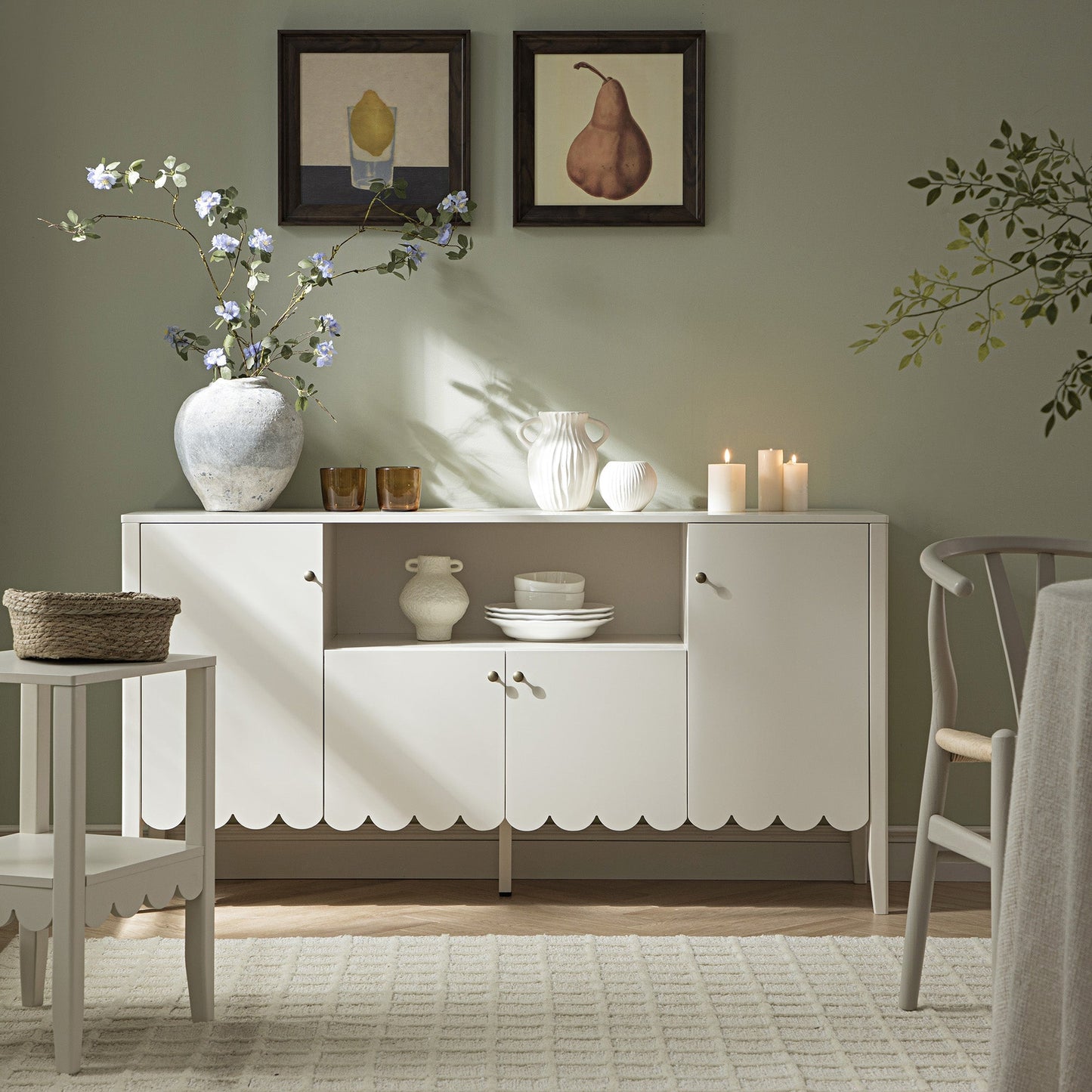 Buffet Henley à bords festonnés de 140 cm de large avec étagère ouverte, couleur sable clair