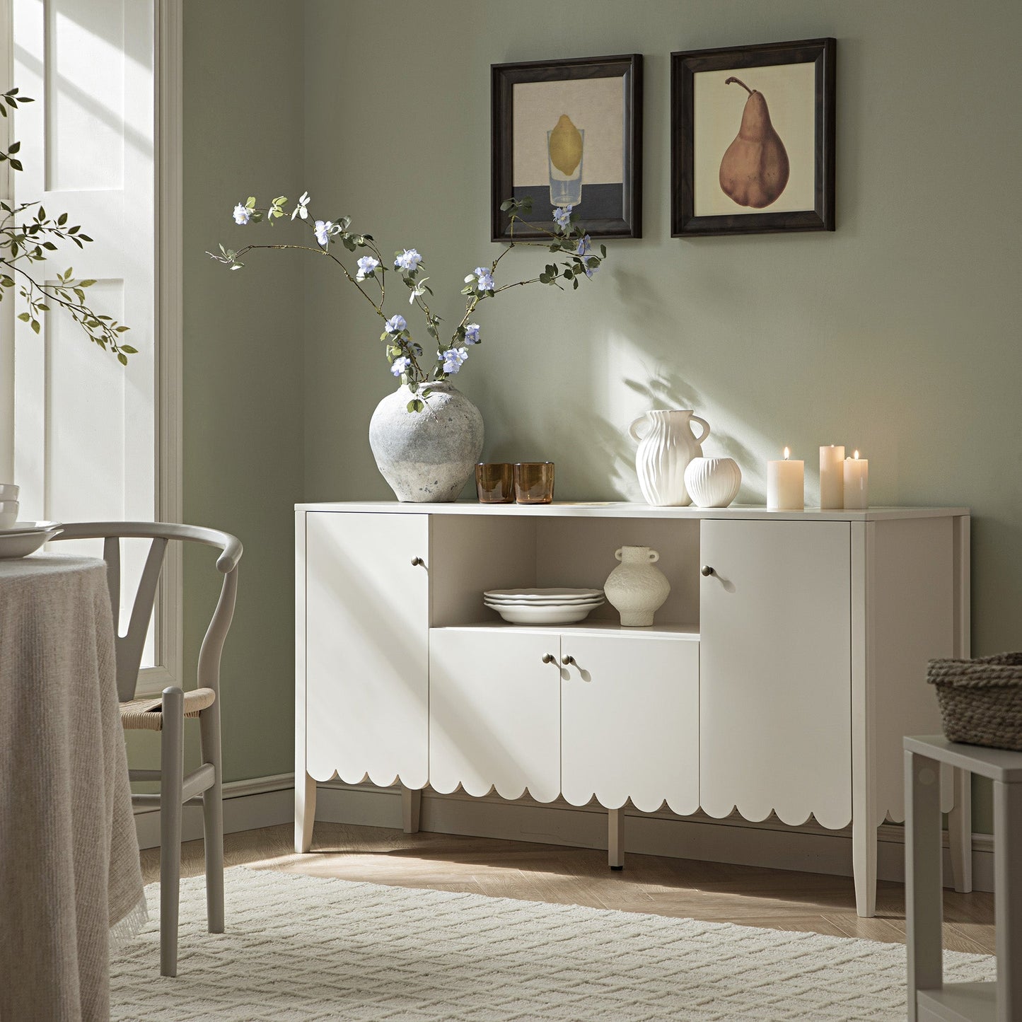 Buffet Henley à bords festonnés de 140 cm de large avec étagère ouverte, couleur sable clair