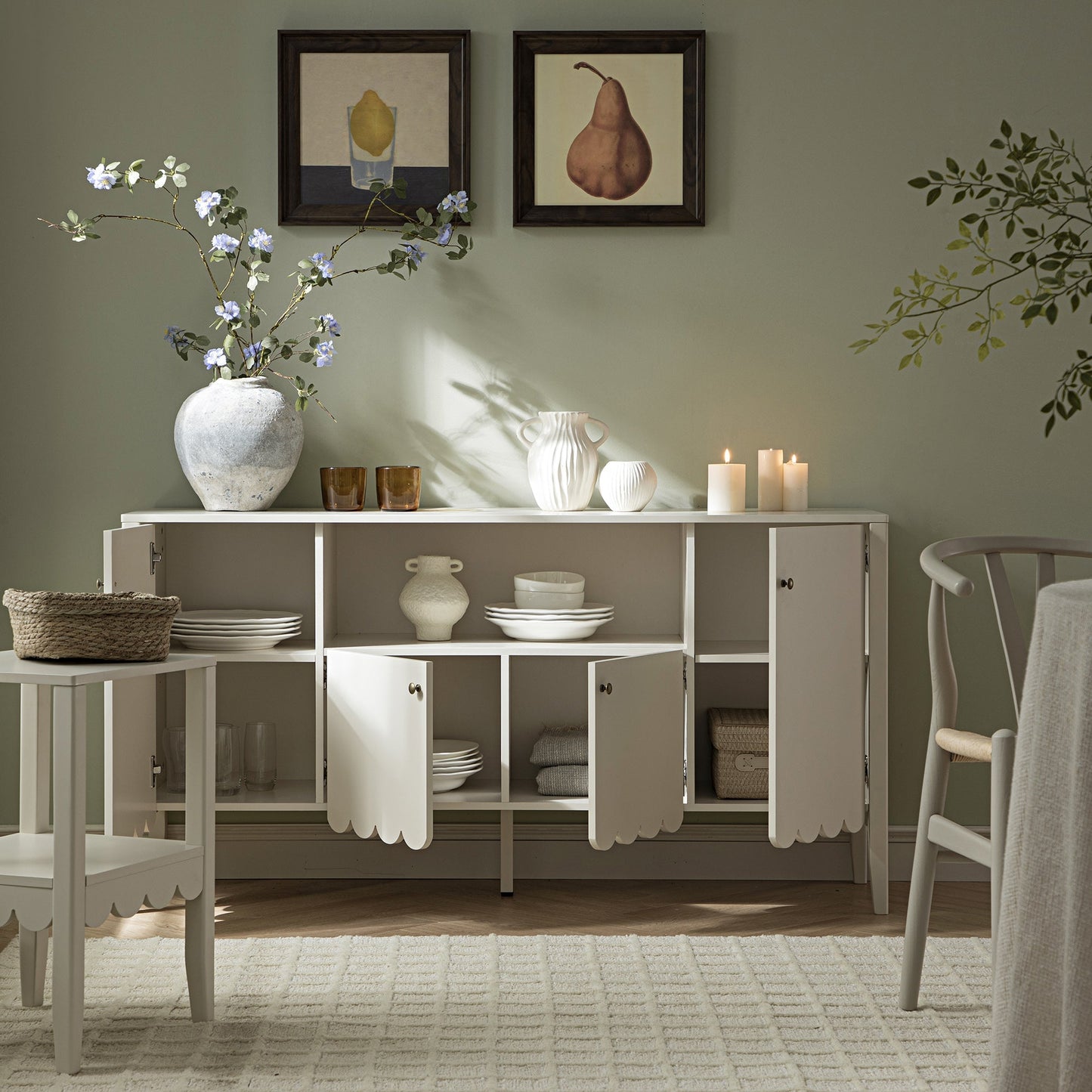 Buffet Henley à bords festonnés de 140 cm de large avec étagère ouverte, couleur sable clair