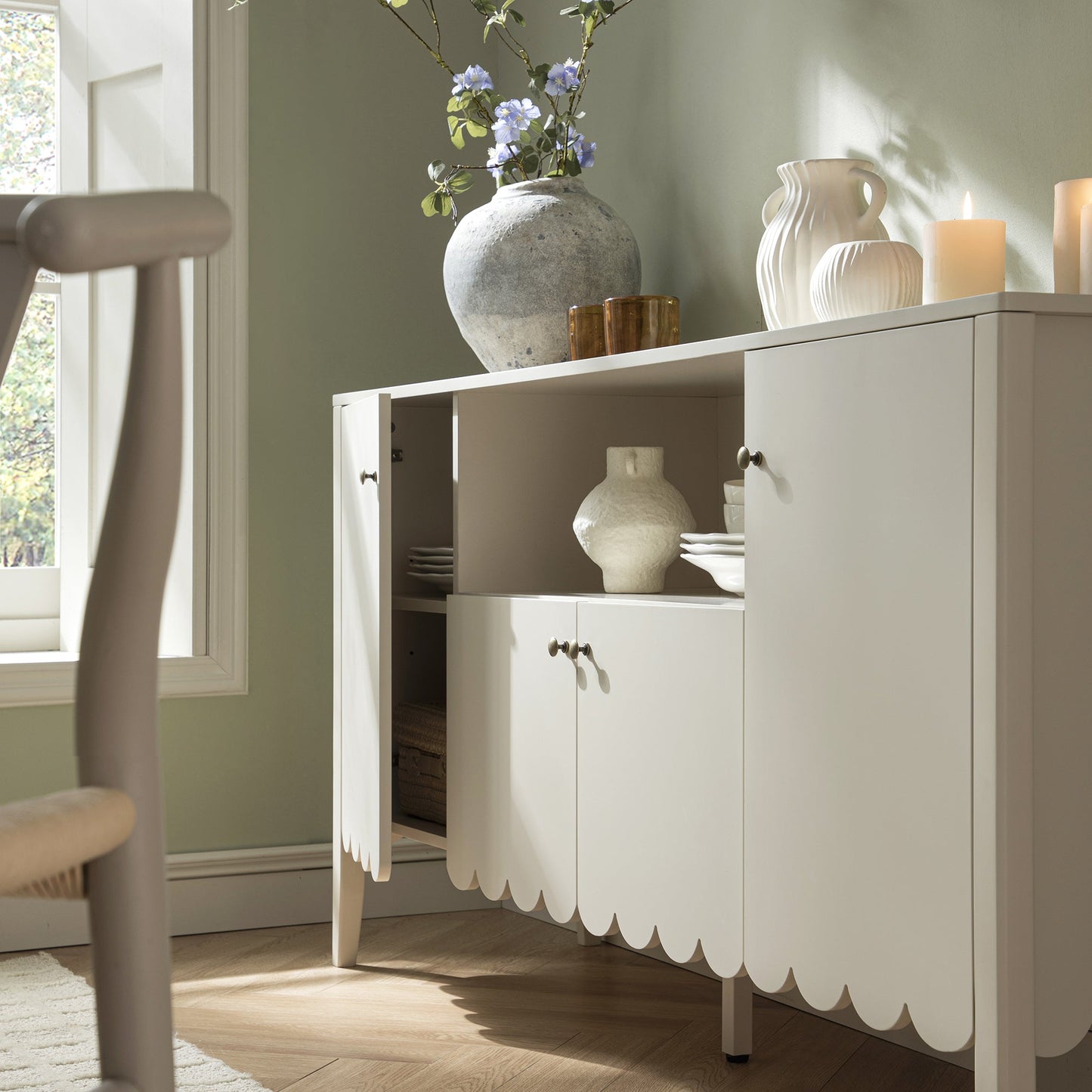 Buffet Henley à bords festonnés de 140 cm de large avec étagère ouverte, couleur sable clair