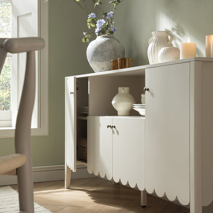 Buffet Henley à bords festonnés de 140 cm de large avec étagère ouverte, couleur sable clair