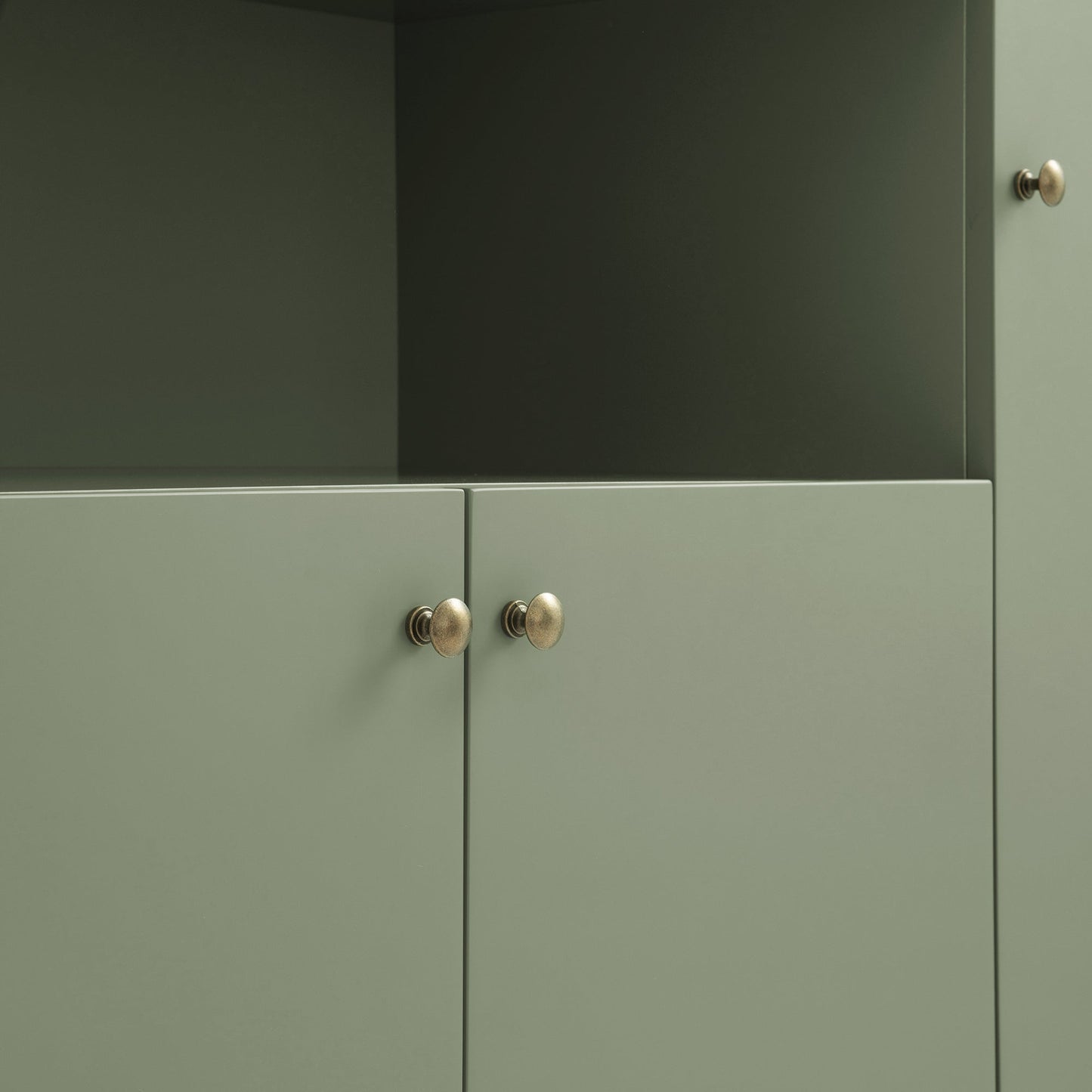 Buffet Henley à bords festonnés de 140 cm de large avec étagère ouverte, vert sauge
