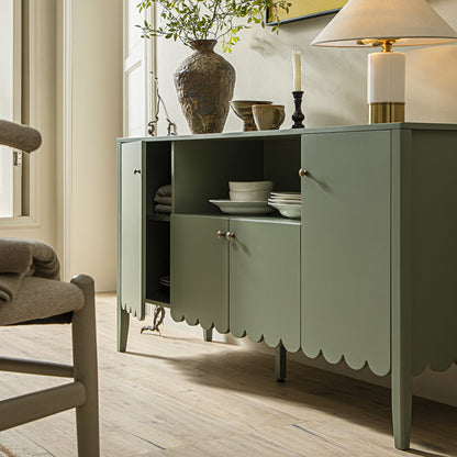 Buffet Henley à bords festonnés de 140 cm de large avec étagère ouverte, vert sauge