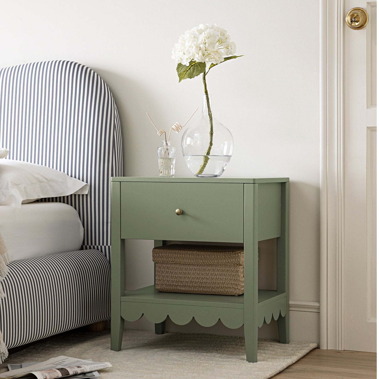 Table de chevet Henley à bords festonnés avec tiroir, vert sauge