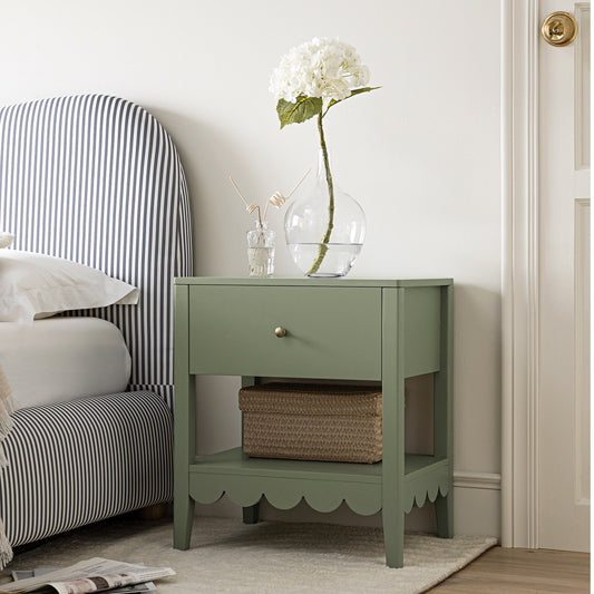 Table de chevet Henley à bords festonnés avec tiroir, vert sauge