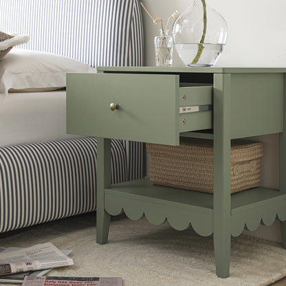 Table de chevet Henley à bords festonnés avec tiroir, vert sauge