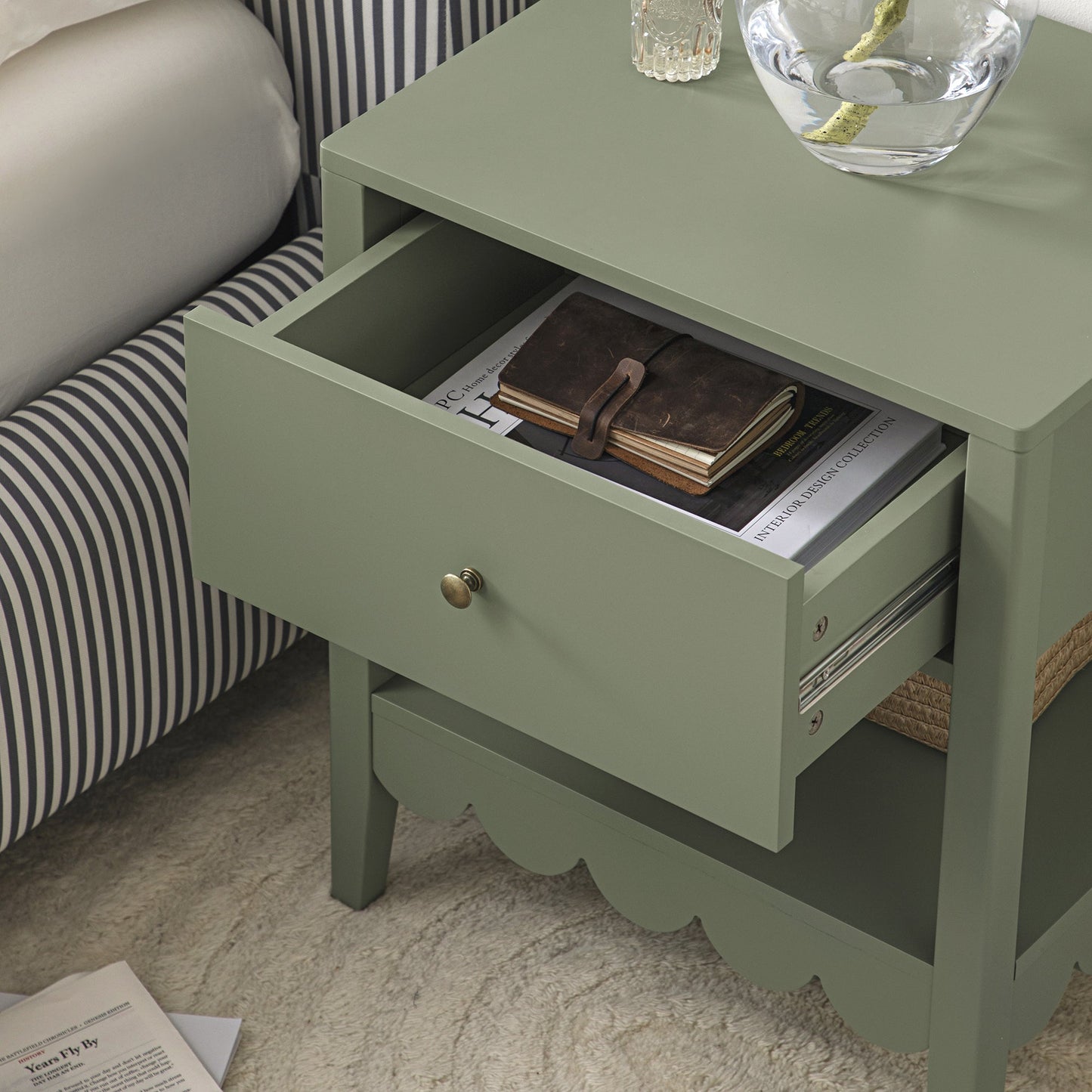 Table de chevet Henley à bords festonnés avec tiroir, vert sauge