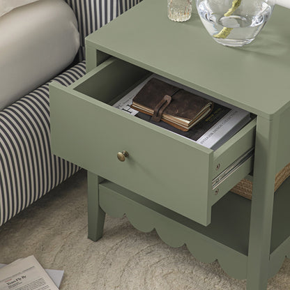 Table de chevet Henley à bords festonnés avec tiroir, vert sauge