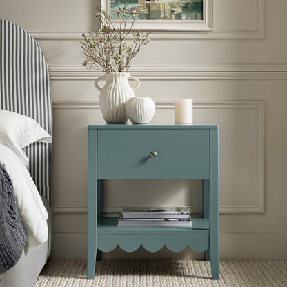 Table de chevet Henley à bords festonnés avec tiroir, épicéa bleu