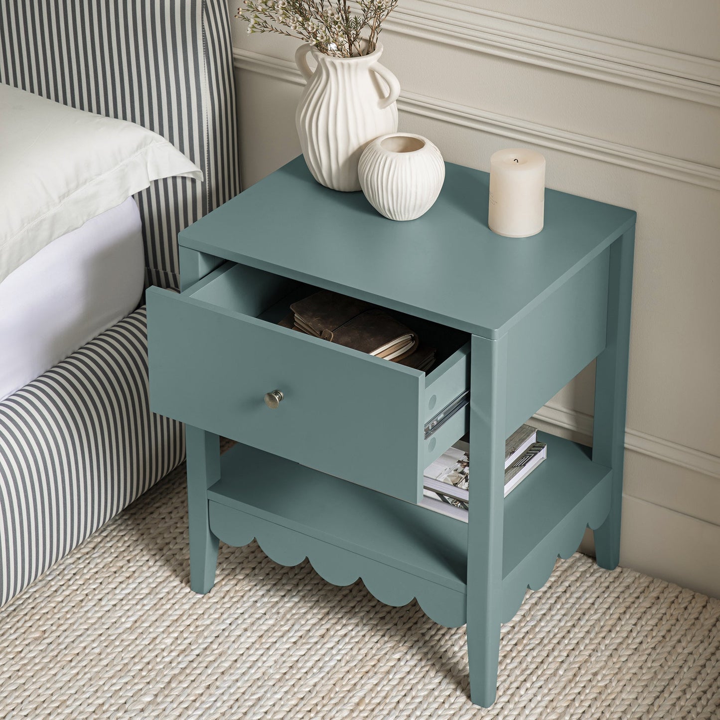 Table de chevet Henley à bords festonnés avec tiroir, épicéa bleu