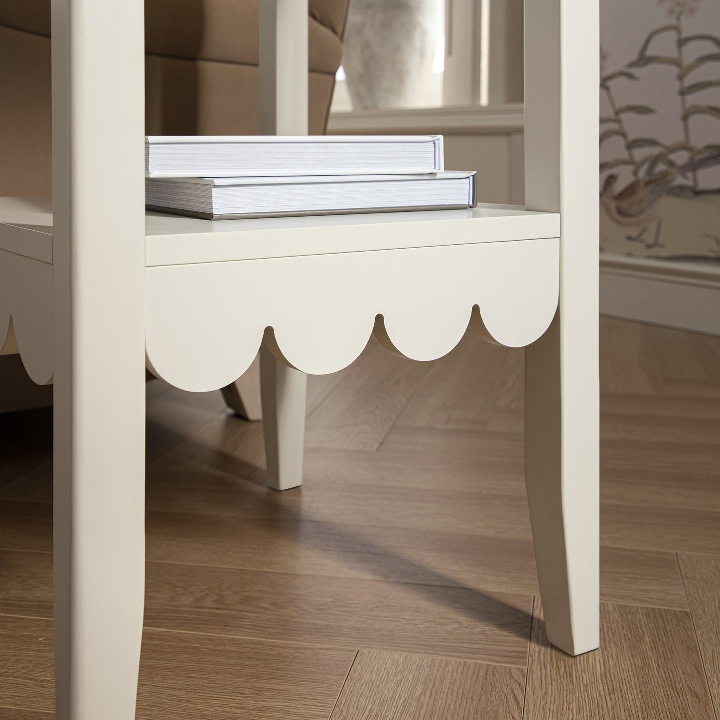 Table d'appoint à bords festonnés Henley, sable clair
