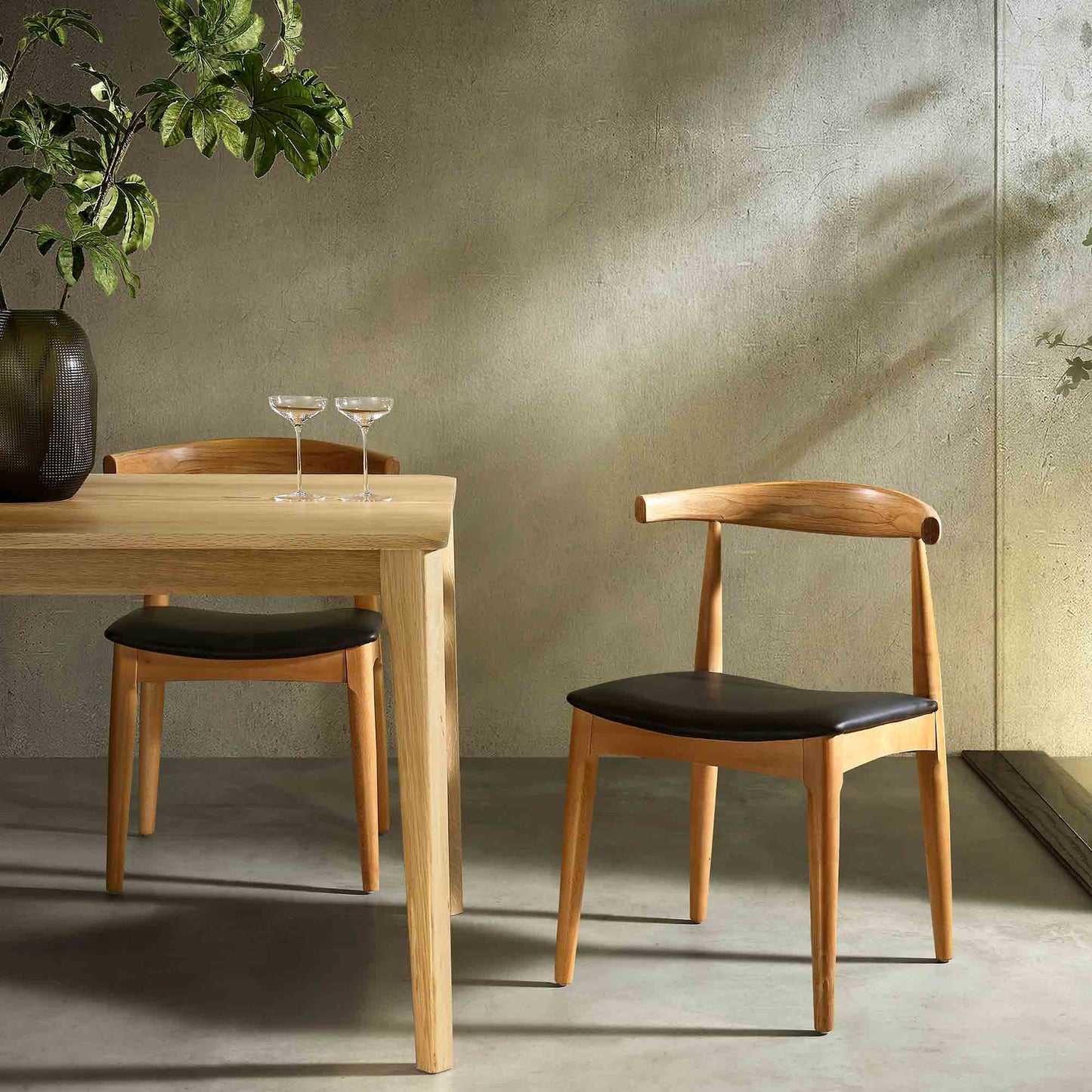 Ensemble de 2 chaises de salle à manger Arley en bois de hêtre, naturel et noir