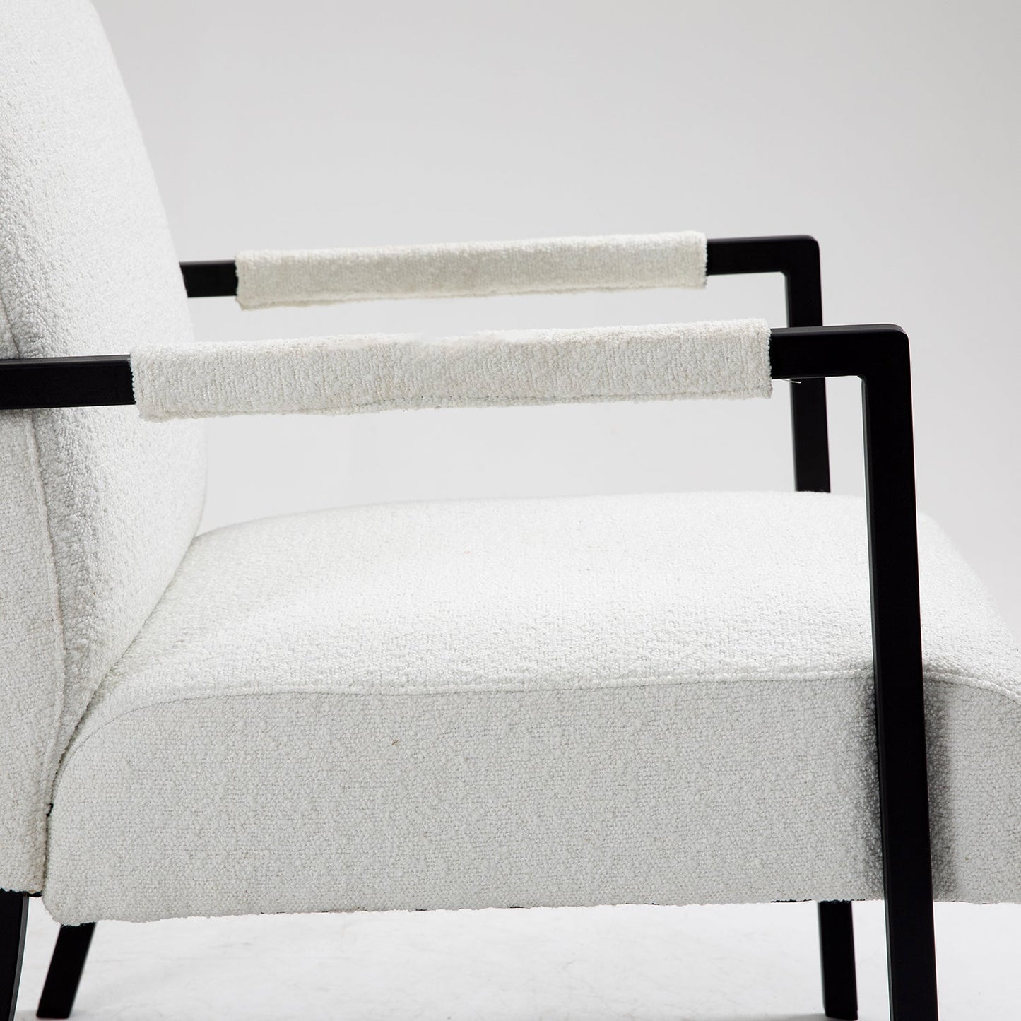 Chaise d'appoint Hatton avec cadre en acier et boucle (blanche)