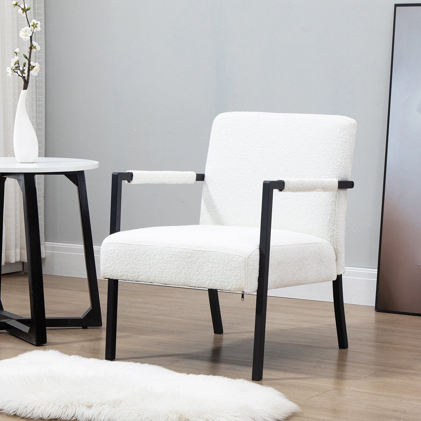 Chaise d'appoint Hatton avec cadre en acier et boucle (blanche)