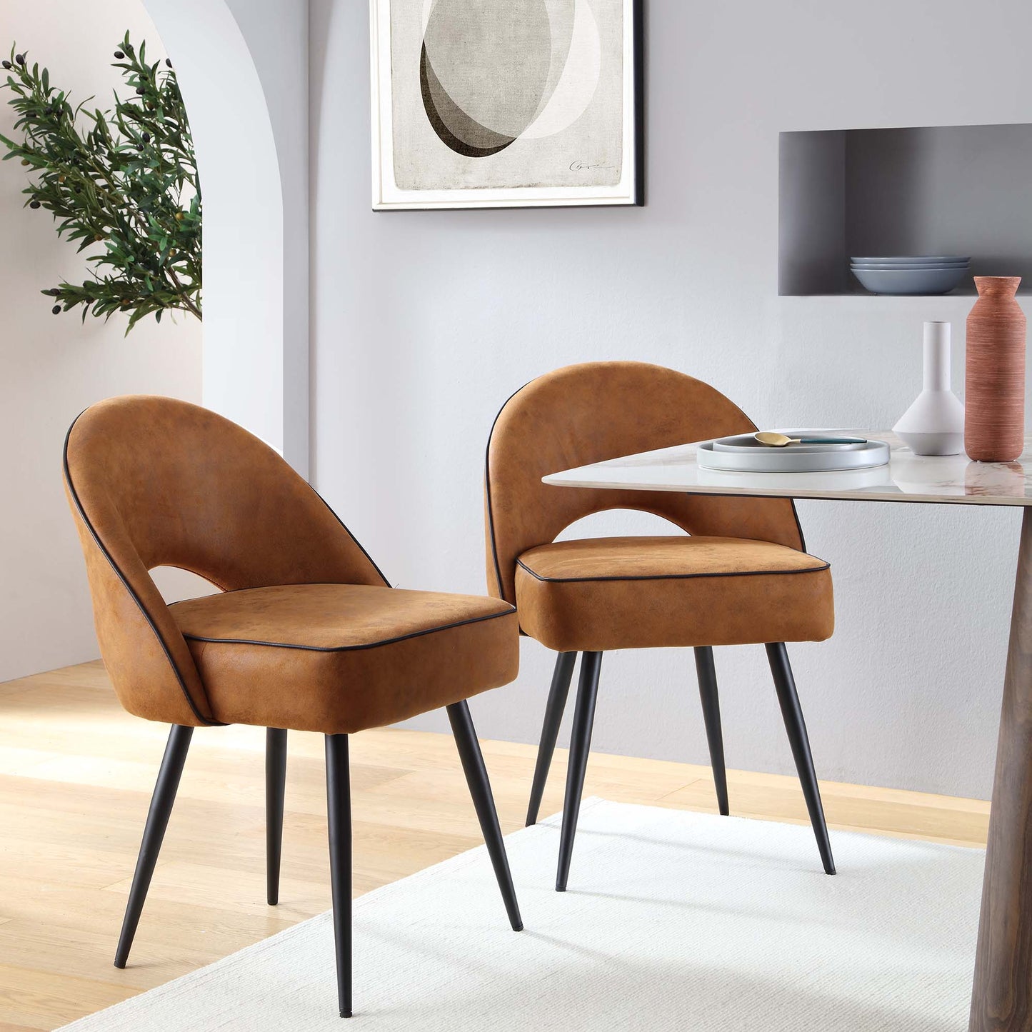 Ensemble de 2 chaises de salle à manger Oakley en cuir vegan cognac avec passepoil