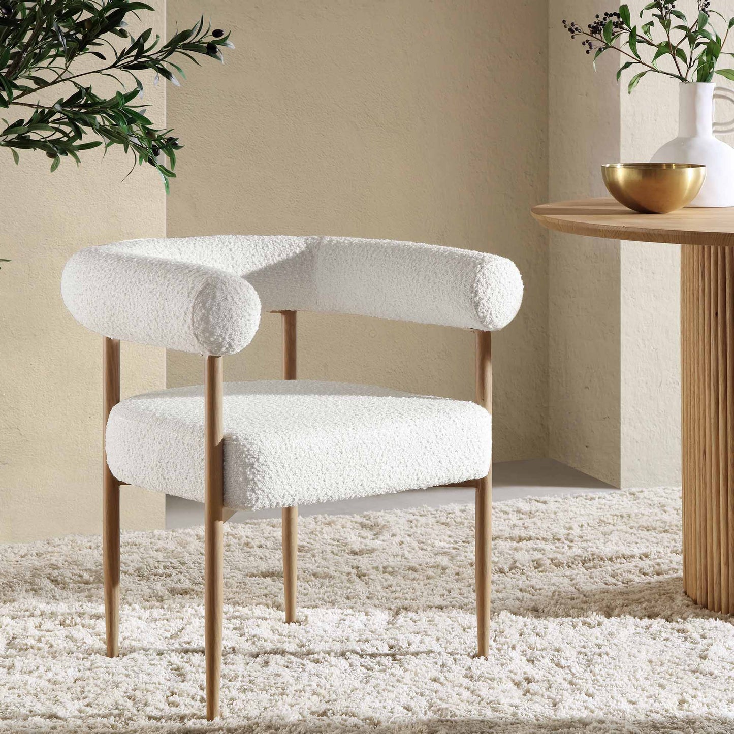 Chaise de salle à manger Fulbourn blanche bouclée avec pieds effet bois naturel