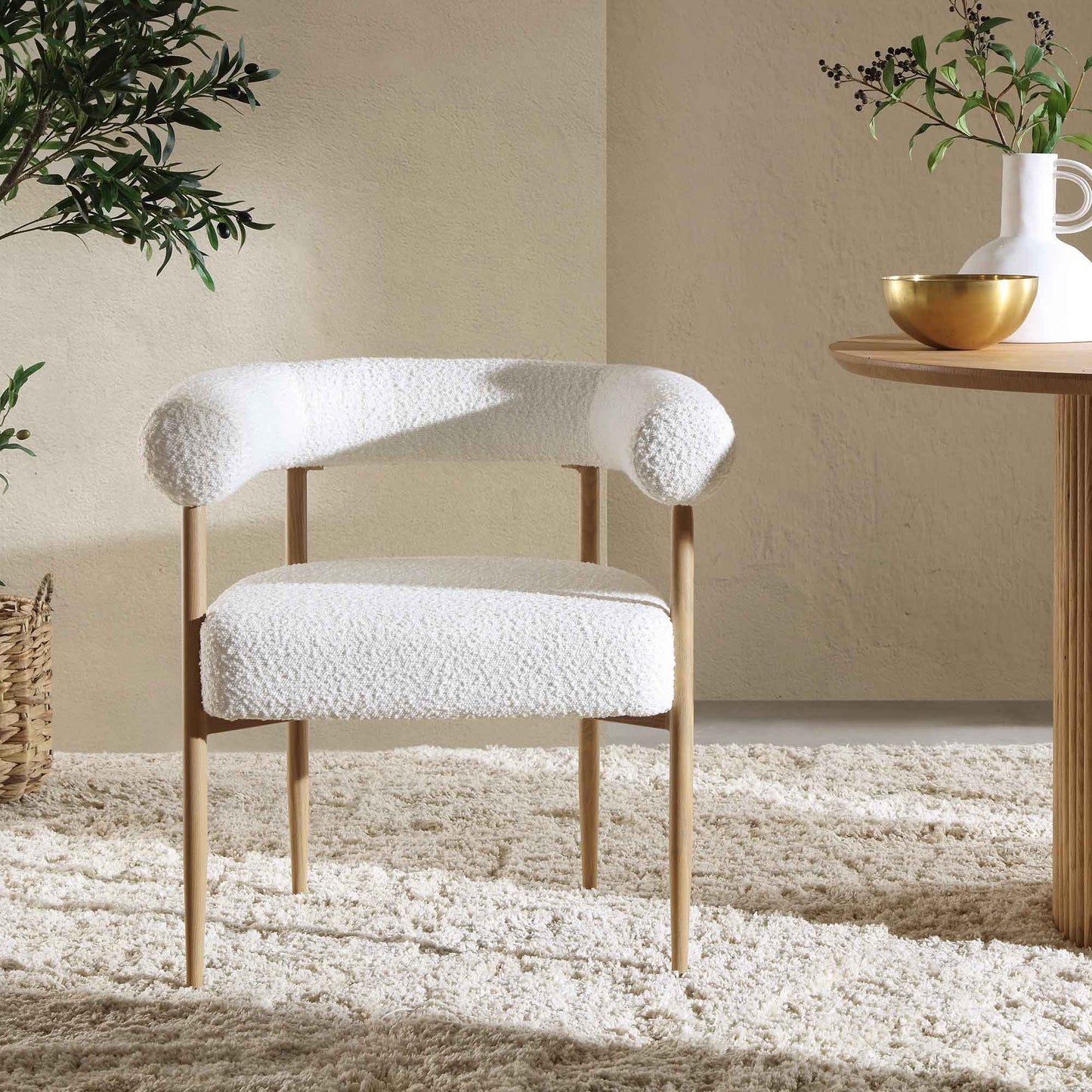 Chaise de salle à manger Fulbourn blanche bouclée avec pieds effet bois naturel