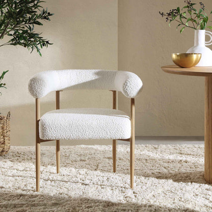 Chaise de salle à manger Fulbourn blanche bouclée avec pieds effet bois naturel