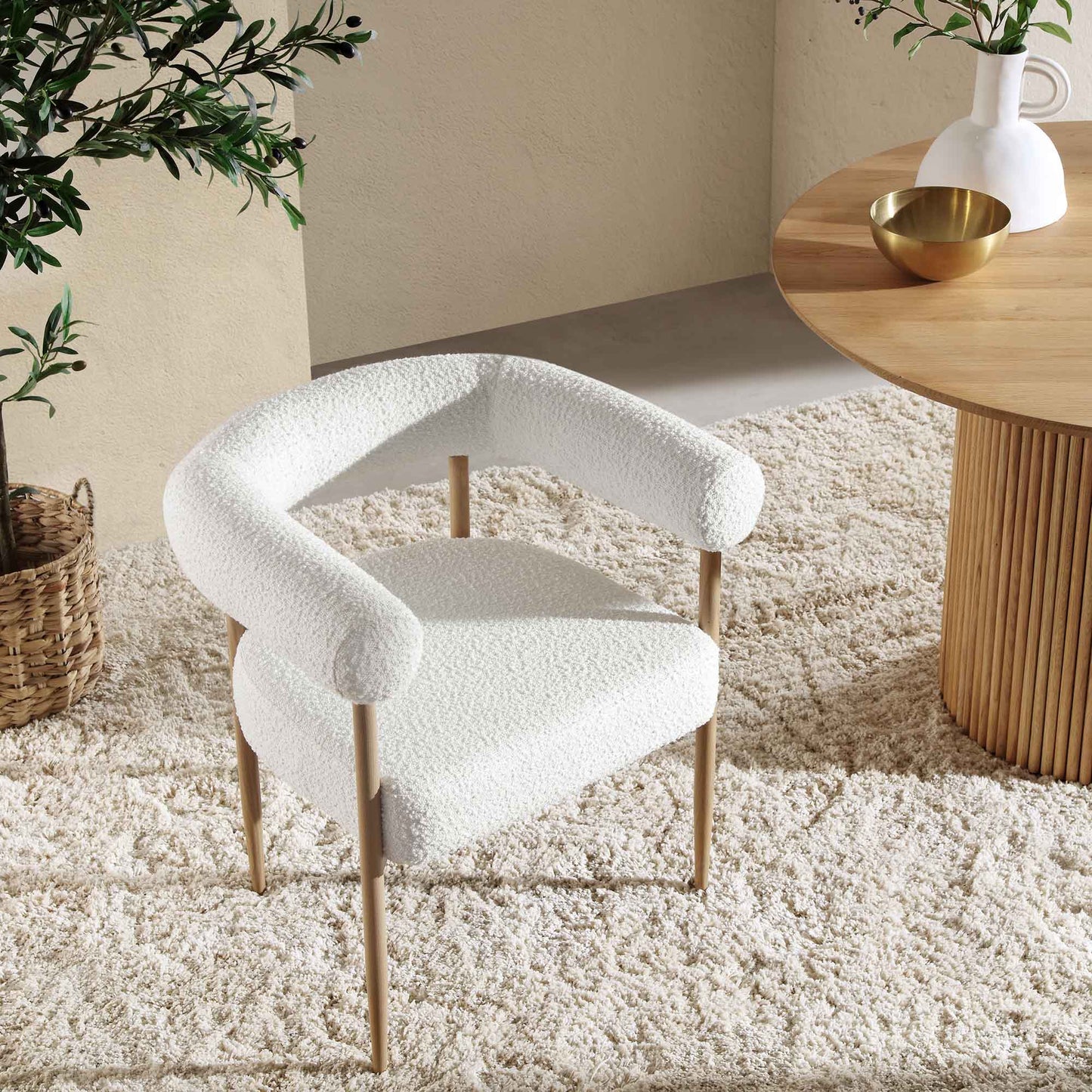 Chaise de salle à manger Fulbourn blanche bouclée avec pieds effet bois naturel