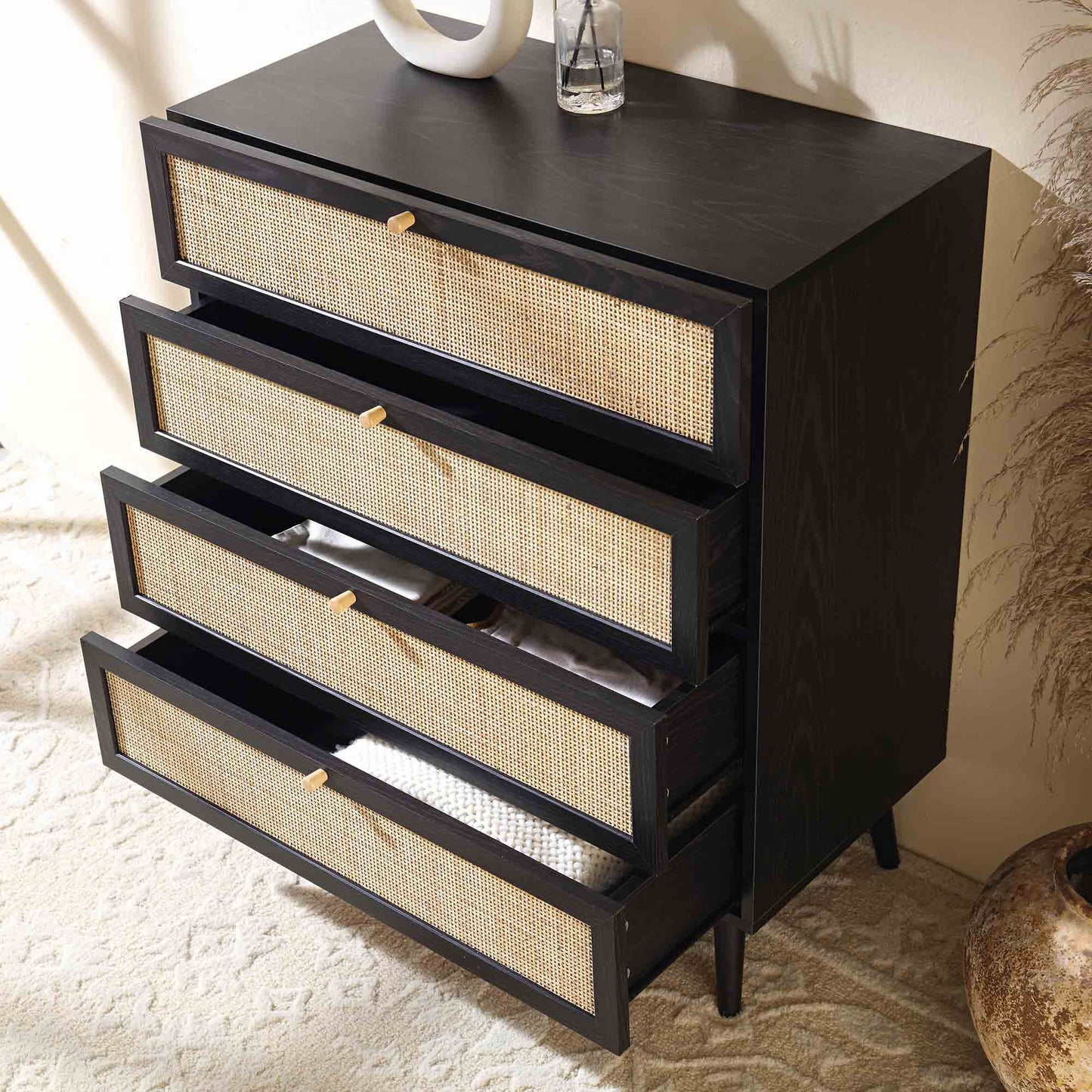 Commode haute à 4 tiroirs en rotin tressé Frances, noire