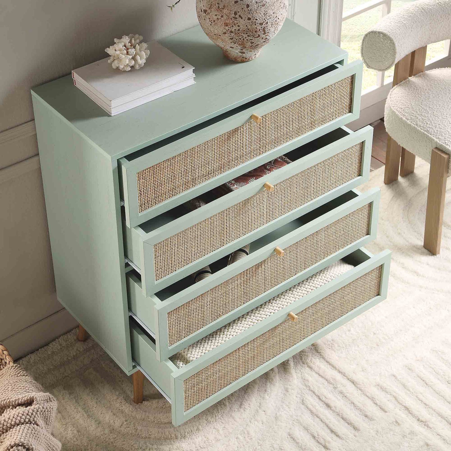 Commode haute à 4 tiroirs en rotin tressé Frances, menthe